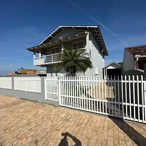 https://ampla-casa-com-5-quartos-e-vista-para-o-mar.santa-catarina-brasil.com